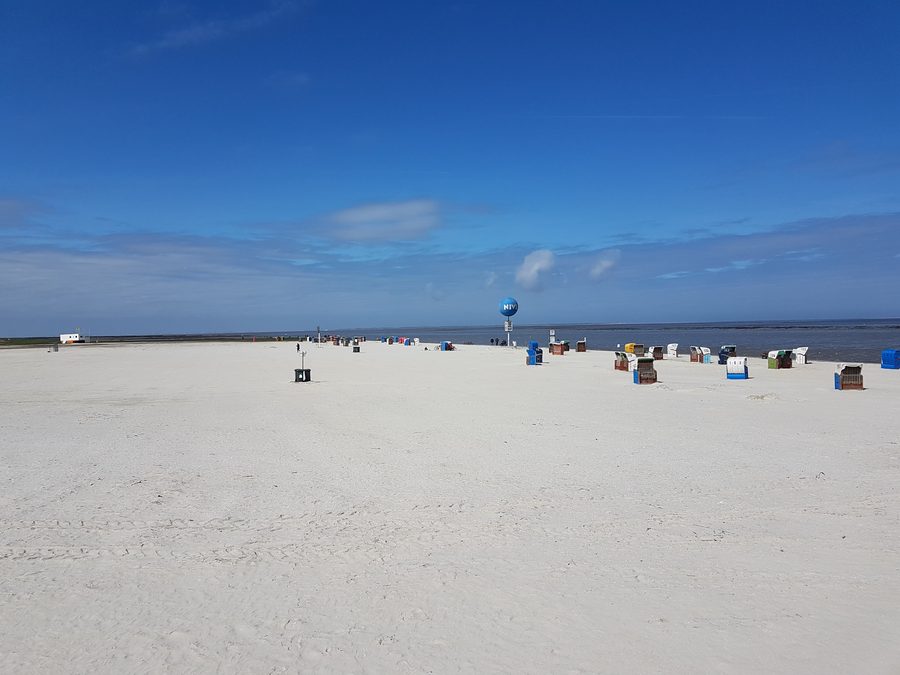 Secteur de plage aménagé à Dornumersiel vu depuis la sortie du port