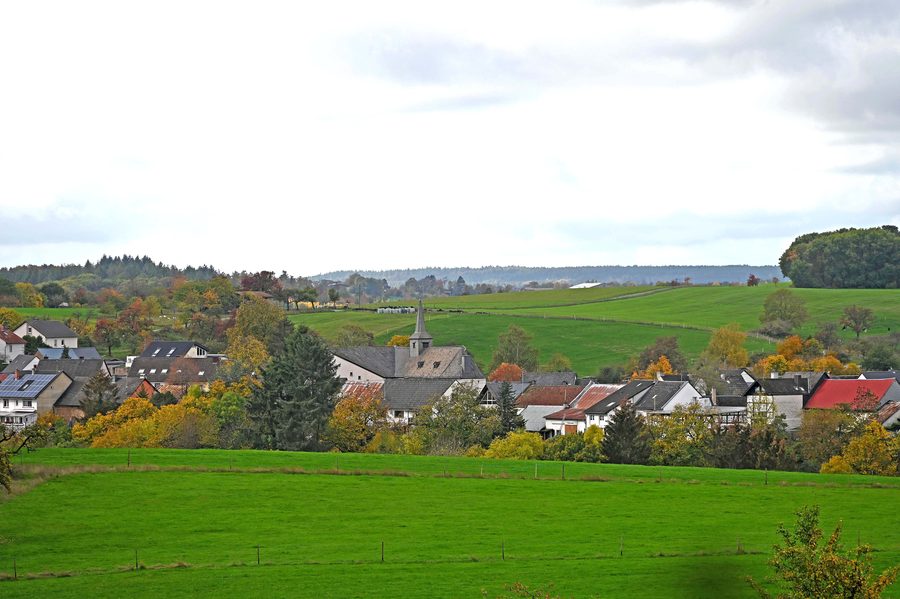 Plein, centre du village avec l'église annexe St. Jakobus