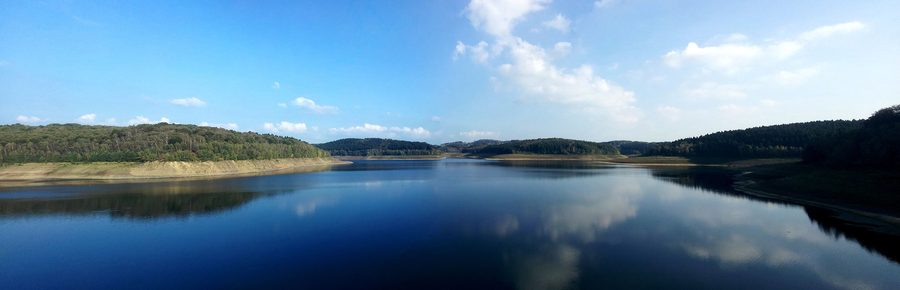Panorama du grand barrage de la Dhünn avec des versants boisés