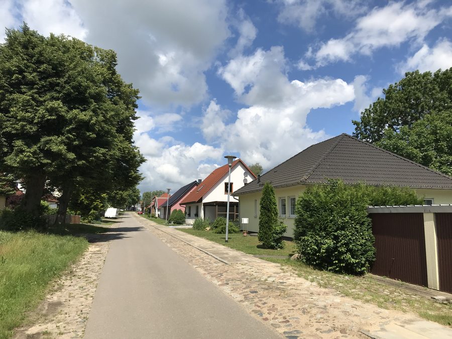 Vue du village de Holthof, un quartier de la commune de Splietsdorf en Mecklembourg-Poméranie-Occidentale