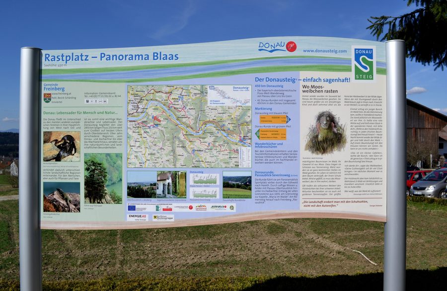 Panorama sur le Donausteig avec panneau d’information à Freinberg, Haute-Autriche