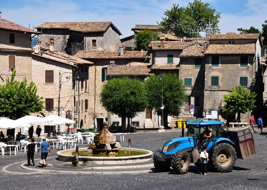 Place principale d’Anticoli Corrado avec la fontaine de l’Arche de Noé