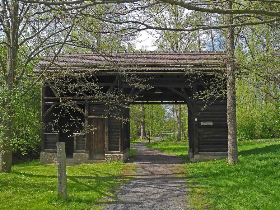 Maison-porte, également appelée Wendentor, dans le parc sur la rue principale à Nebelschütz