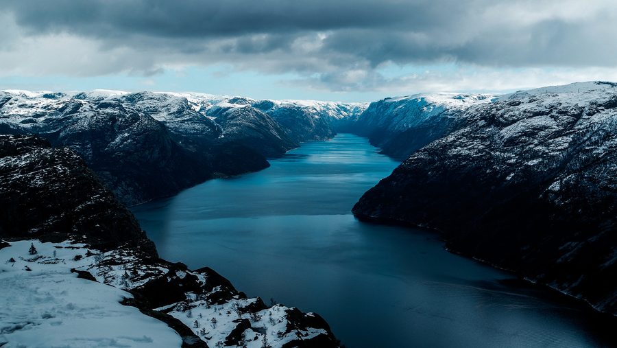 Fjord norvégien Lysefjord avec falaises abruptes et eau
