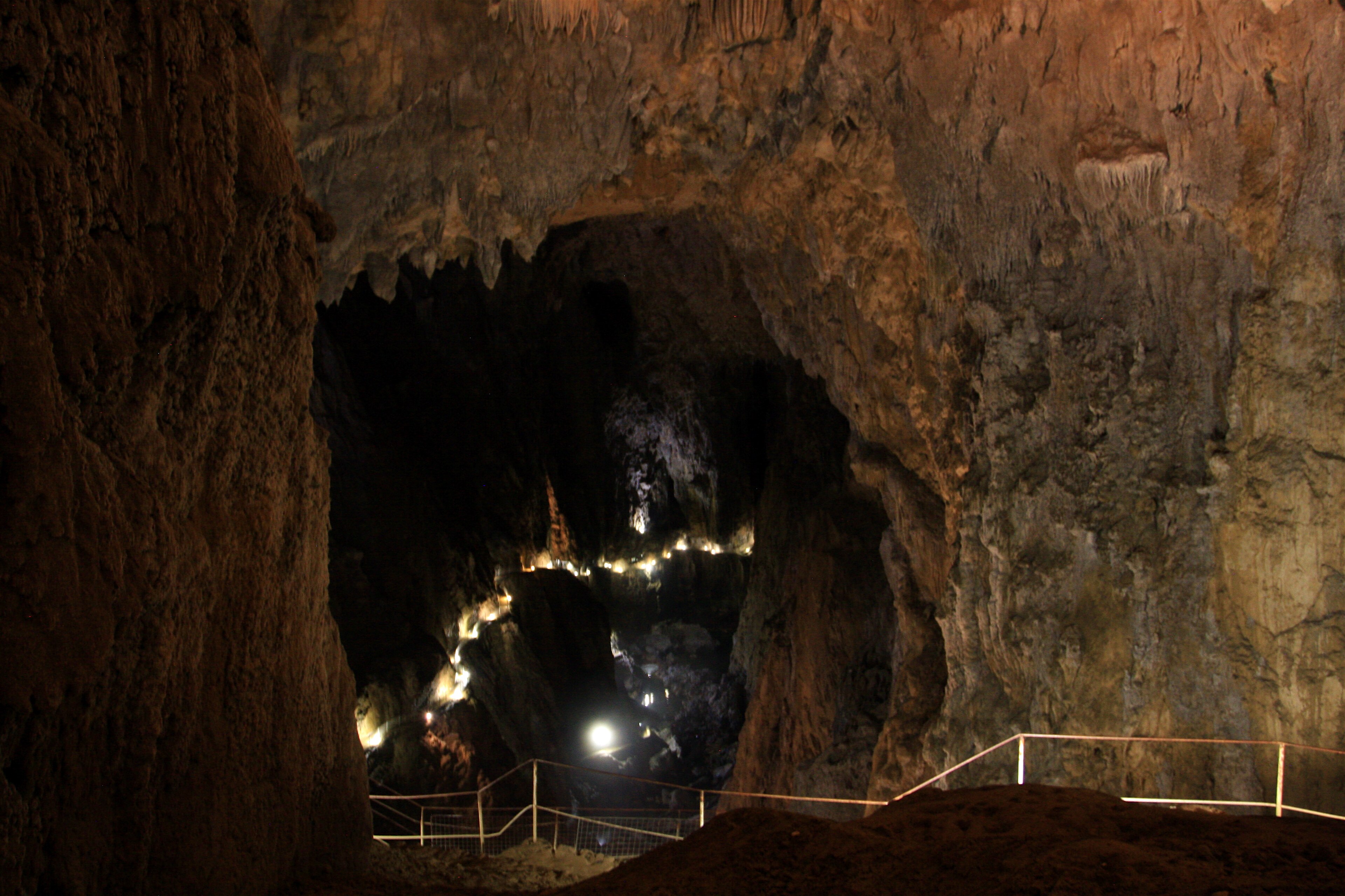 Gorge rocheuse avec cours d’eau à l’intérieur des grottes de Škocjan en Slovénie.