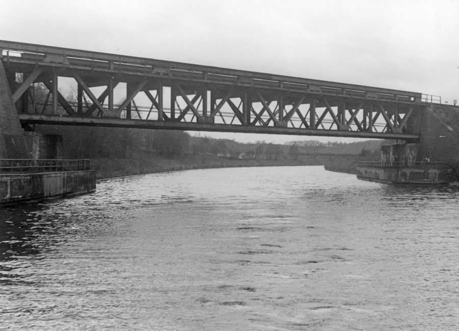 Vue du sud sur le pont ferroviaire de Grambek au-dessus du canal Elbe-Lübeck