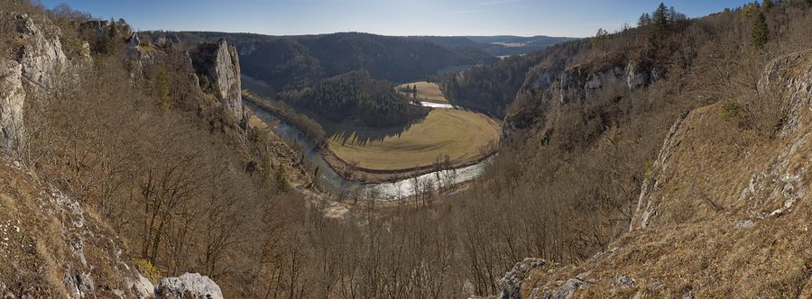 Vue panoramique sur le Stiegelesfels et la haute vallée du Danube dans le parc naturel du Haut-Danube