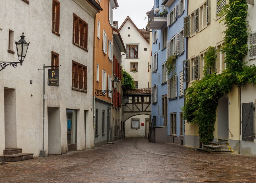 Ruelle de la vieille ville avec arcades à Coire, dans les Grisons.