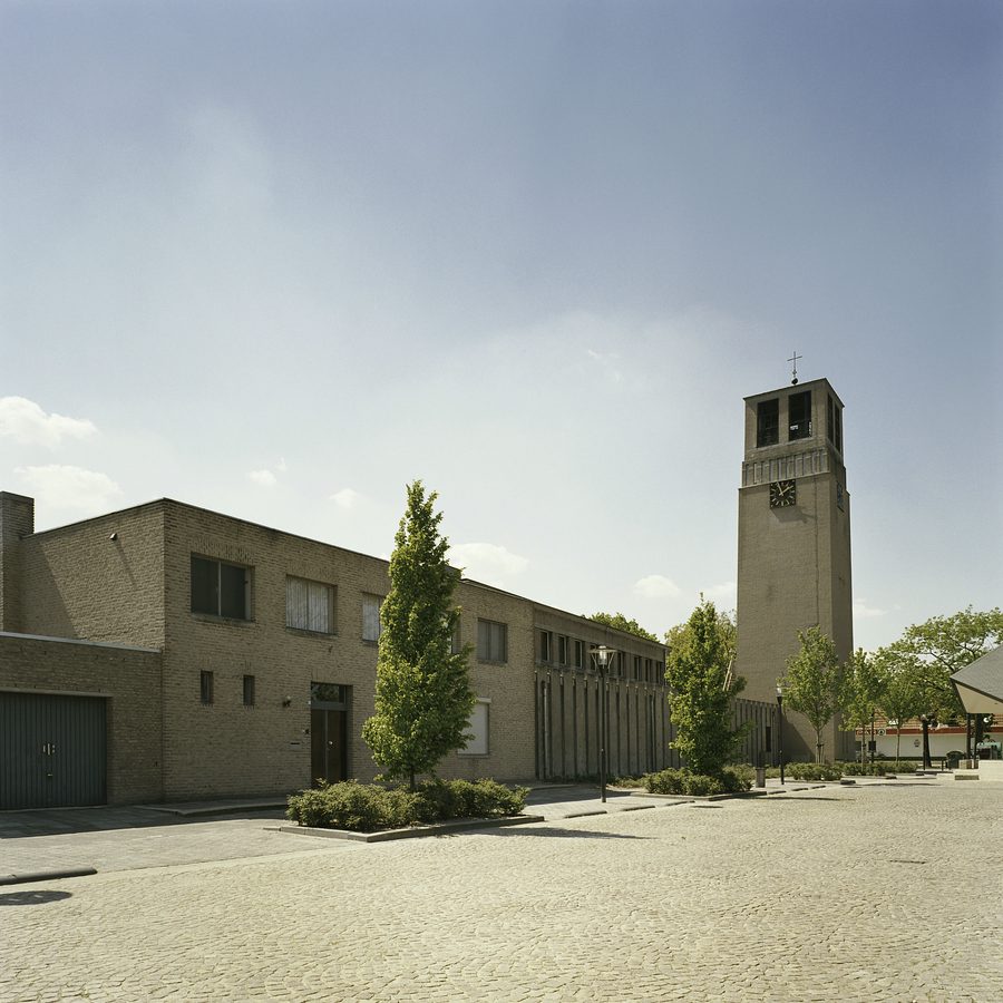 Façade nord de la Kruisvindingskerk avec le clocher latéral à Odiliapeel