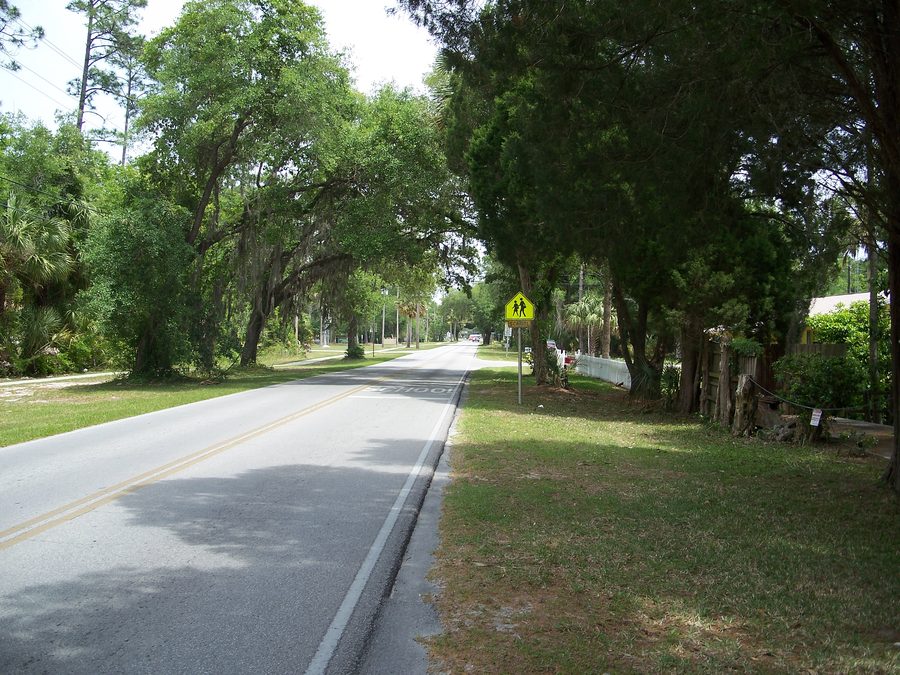 Regard vers l’est en direction d’Inglis depuis Yankeetown dans le comté de Levy, en Floride
