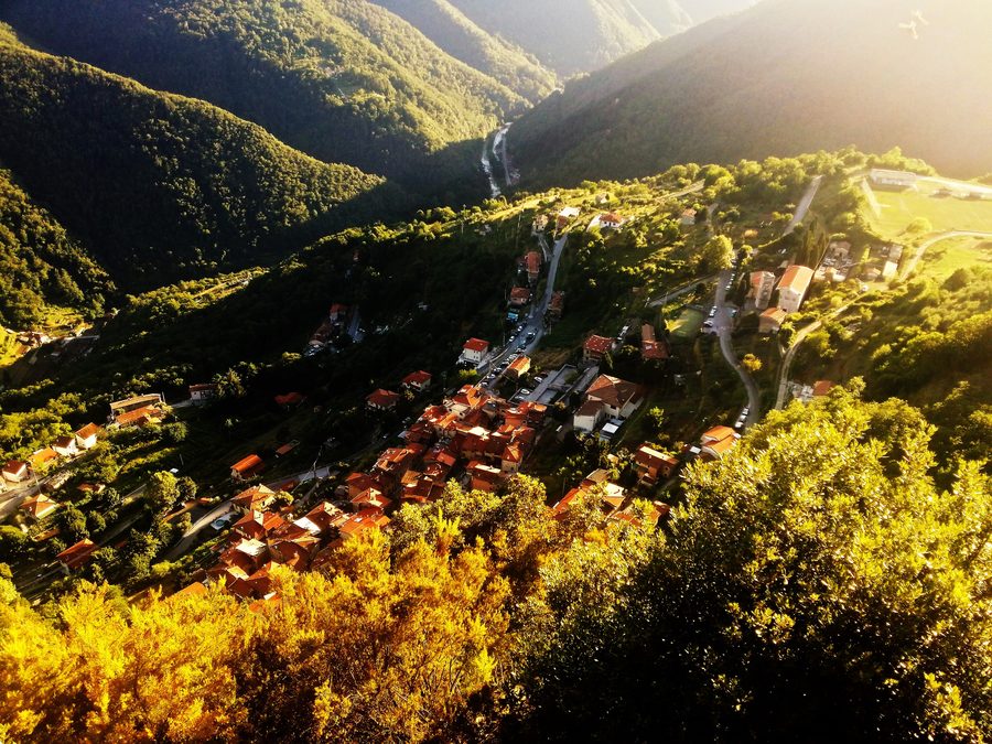Vue panoramique de la côte de Versilia et des Alpes apuanes depuis les montagnes au-dessus de Stazzema.