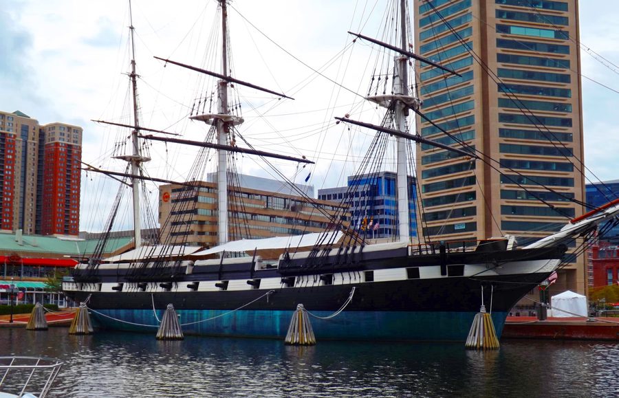 USS Constellation à quai dans l’Inner Harbor de Baltimore