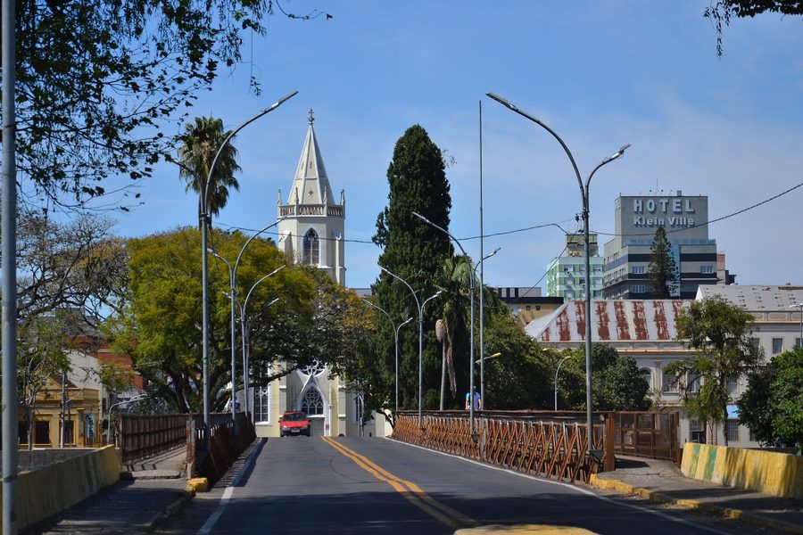 Pont classé Ponte 25 de Julho avec l'Igreja Matriz en arrière-plan à São Leopoldo