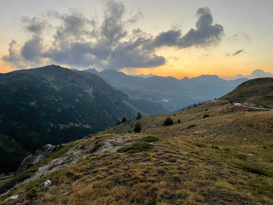 Paysage montagneux de la haute vallée de la Stura près de Vinadio au coucher du soleil