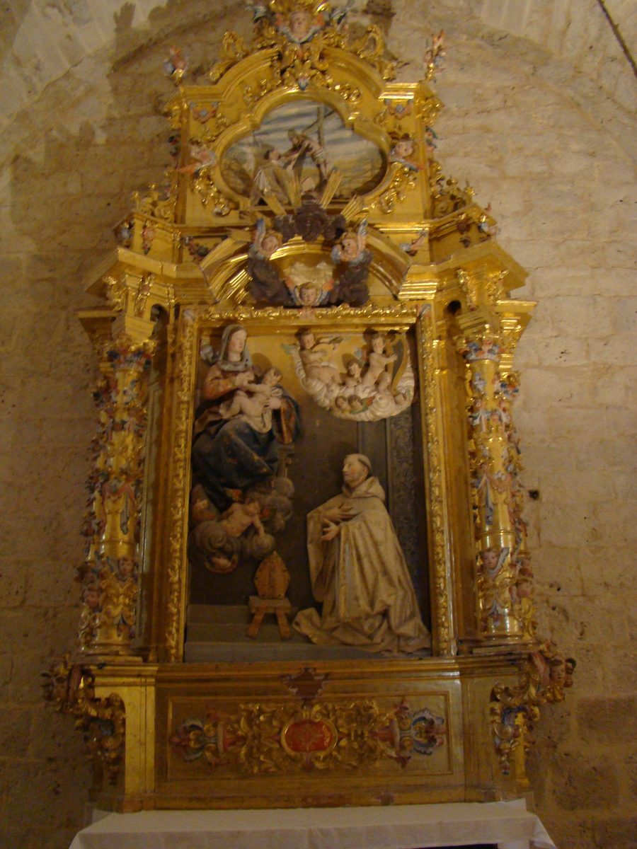 Intérieur du monastère cistercien de Santa María de Valbuena à Valbuena de Duero, avec le retable de Saint Bernard