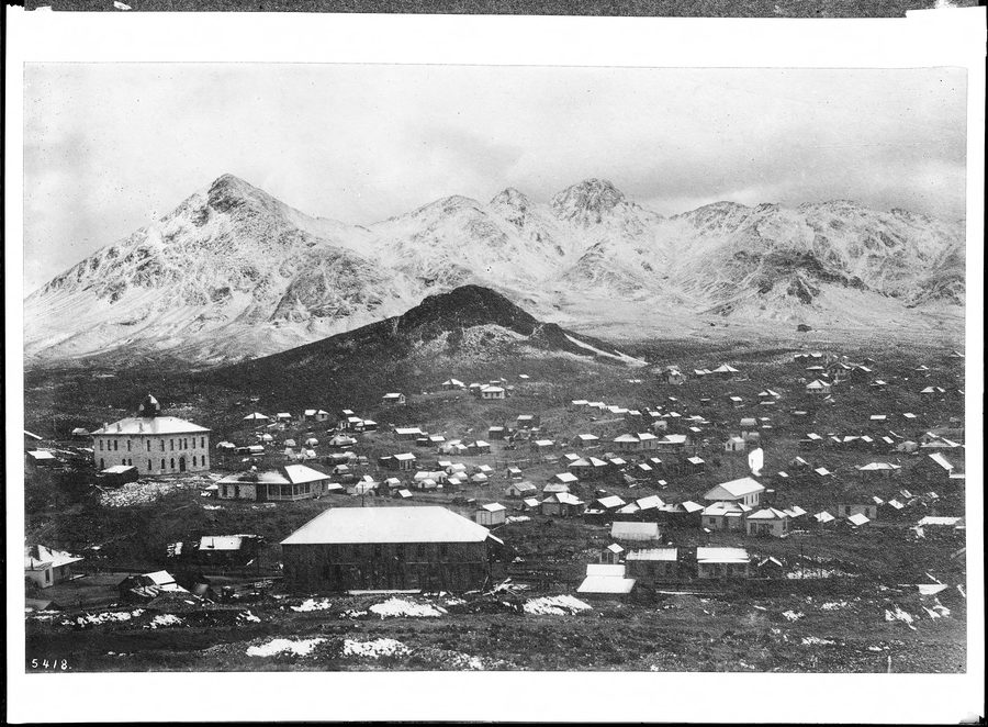 Vue panoramique historique du Tonopah Mining Park avec des installations minières et Mount Butler au loin