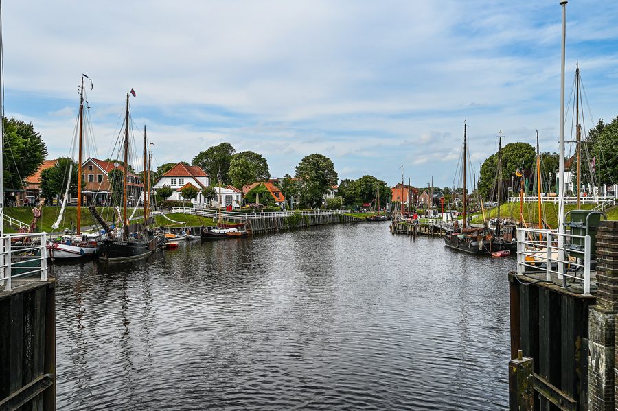 Port-musée historique à Carolinensiel avec des bateaux traditionnels