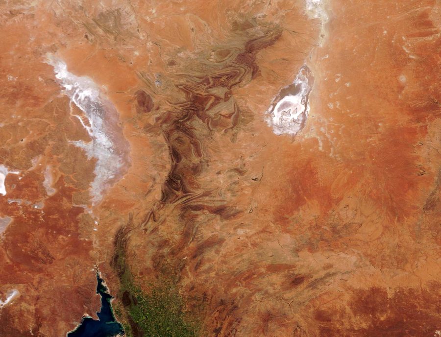 Image satellite de l’Australie-Méridionale avec Outback aride, paysages rouges, chaînes de montagnes et lacs salés