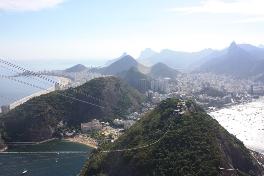 Vue panoramique de Rio de Janeiro avec la plage de Copacabana, Morro da Urca et le Christ Rédempteur vus depuis le Pain de Sucre.