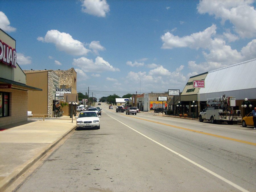 Centre-ville de Goldthwaite, au Texas, avec la rue principale et des commerces locaux