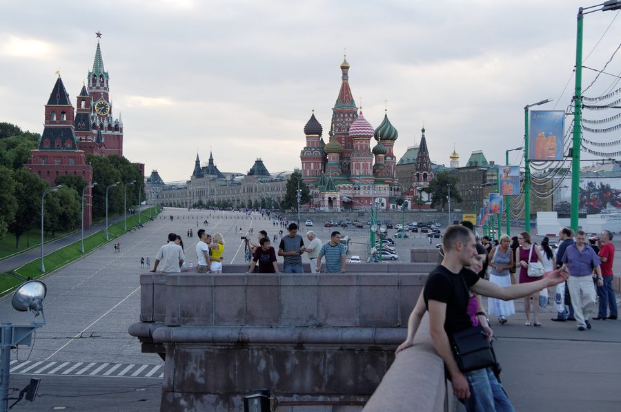 Moscou avec le Kremlin et la place Rouge