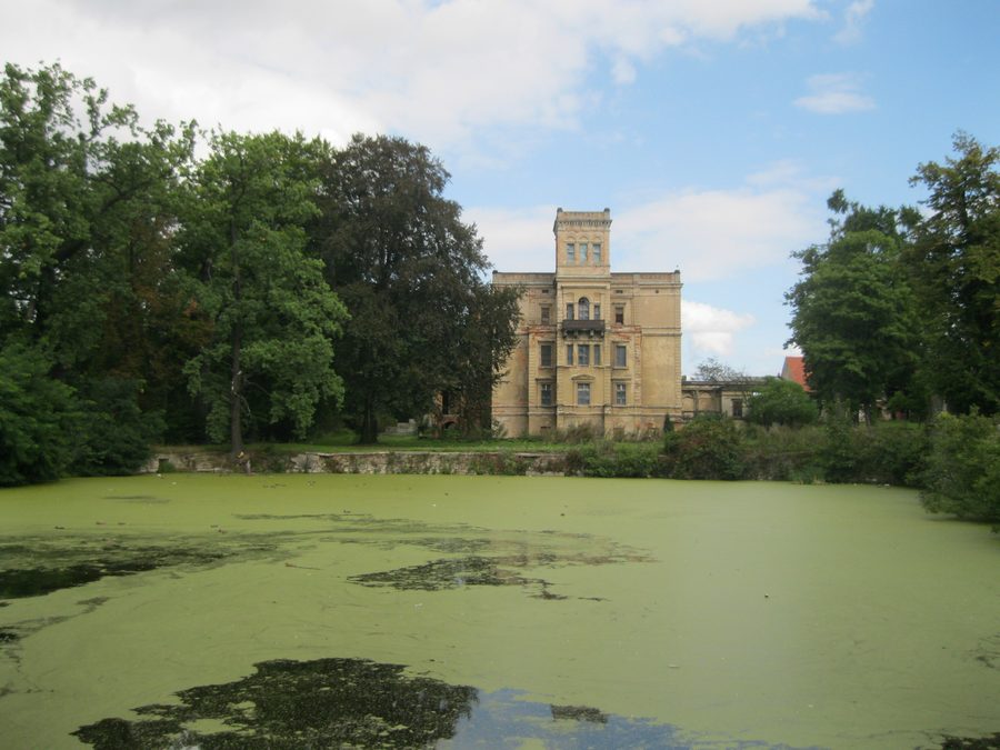 Palais néo-renaissance à Mrowiny, près de Żarów, vu du côté du fossé d’eau