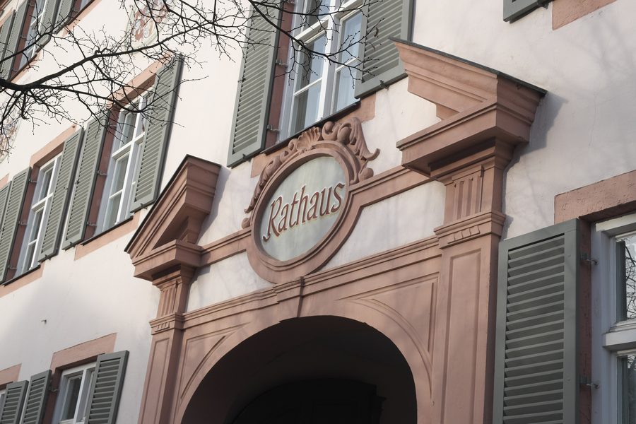 Entrée de l’hôtel de ville Grafenstock d’Erding avec pignon découpé et cartouche en stuc