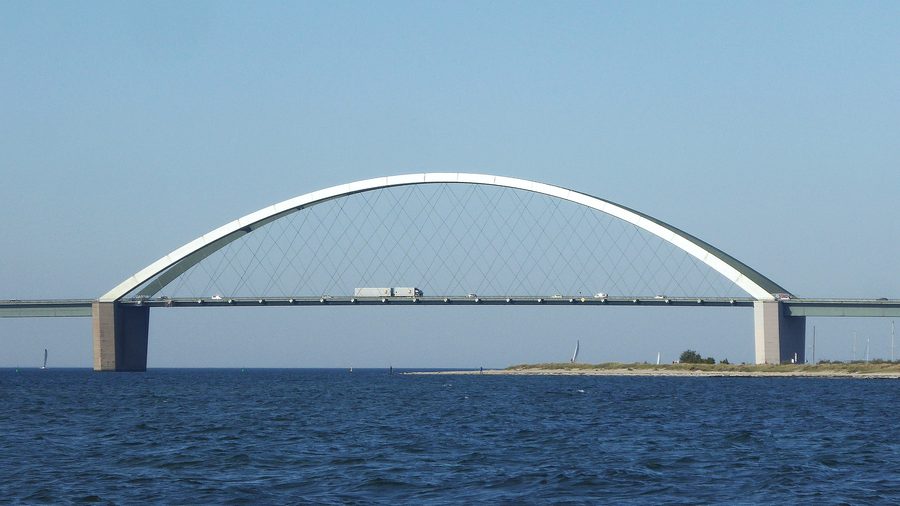 Pont de Fehmarnsund au-dessus du Fehmarnsund devant l’île de Fehmarn