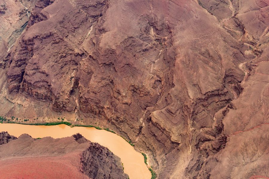 Vue aérienne du Grand Canyon en Arizona, avec le fleuve Colorado serpentant dans les gorges.
