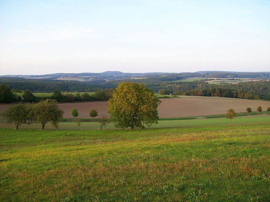Vue depuis le point de vue Hünenhügel près de Schönbach sur les Haßberge du nord