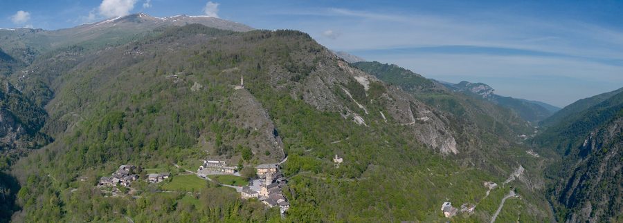 Vue aérienne du village de Paschero et de la vallée à Stroppo, vallée du Maira, Cuneo, Piémont, Italie