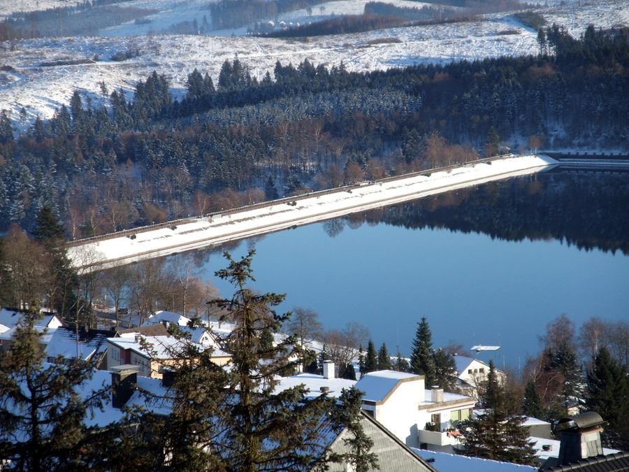 Barrage de Sorpedamm sur le lac de Sorpesee dans le district du Haut-Sauerland, près de Sundern