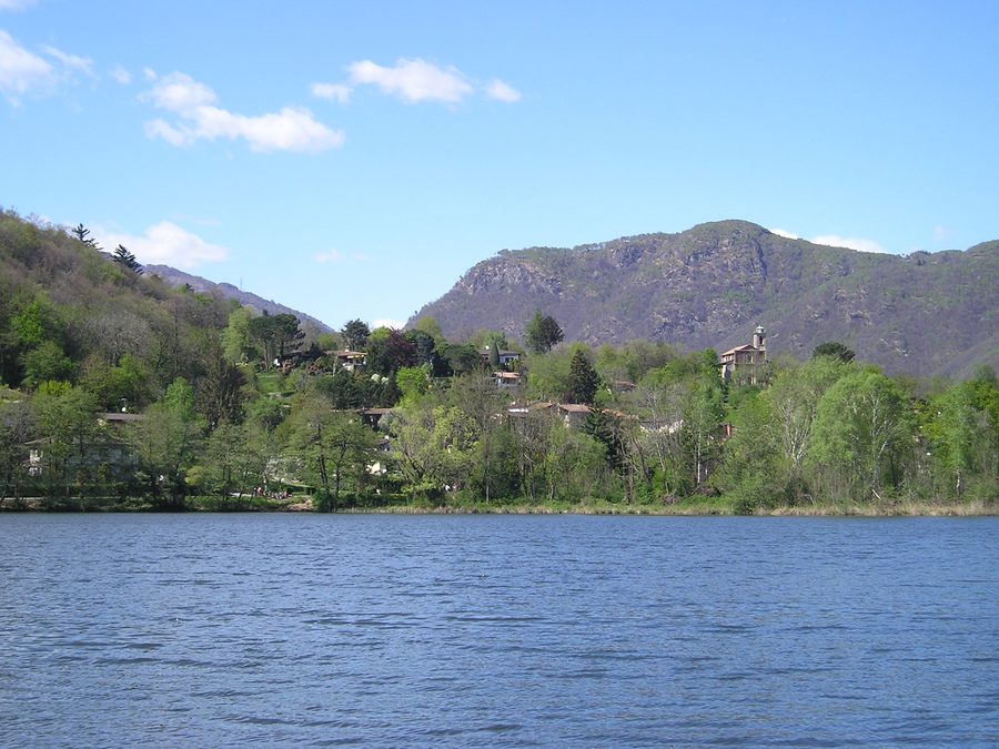 Lago di Origlio dans un paysage verdoyant