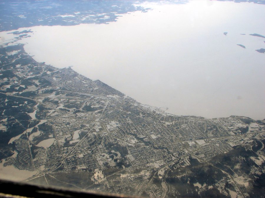 Vue aérienne de North Bay et du lac Nipissing.