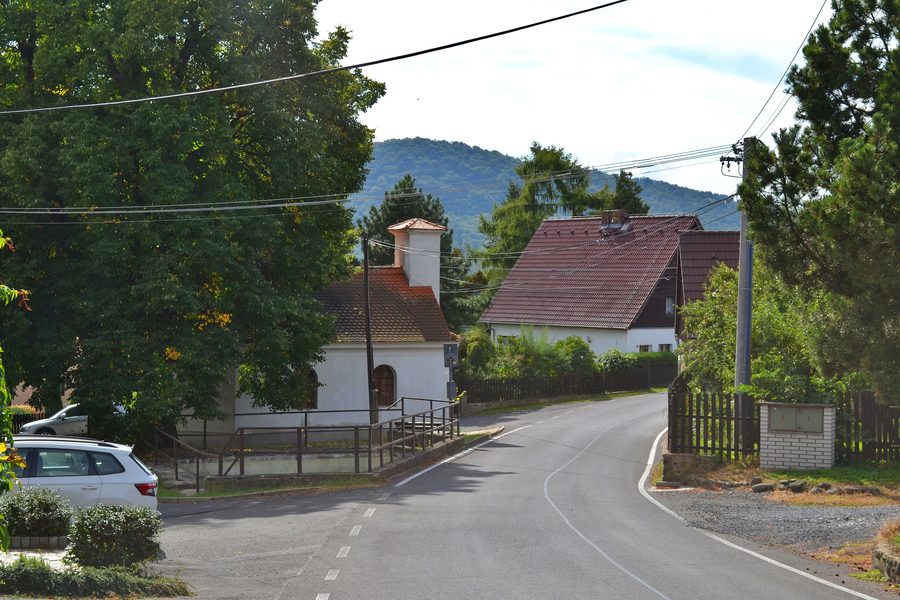 Place du village avec chapelle à Lukov dans le district de Teplice