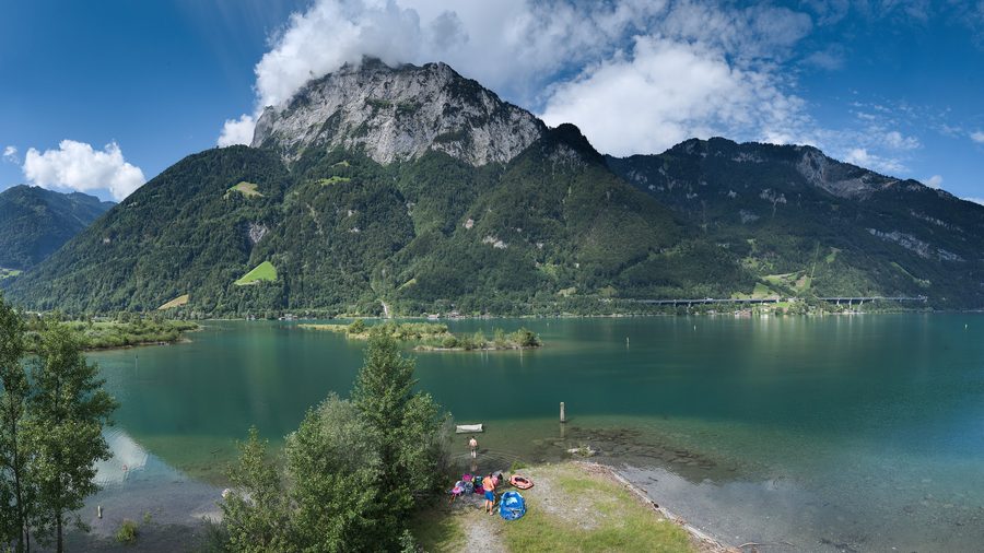 Îles artificielles dans le lac des Quatre-Cantons près de Flüelen