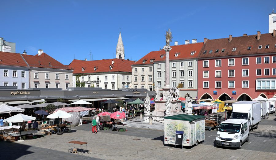 Hauptplatz à Wiener Neustadt un jour de marché.
