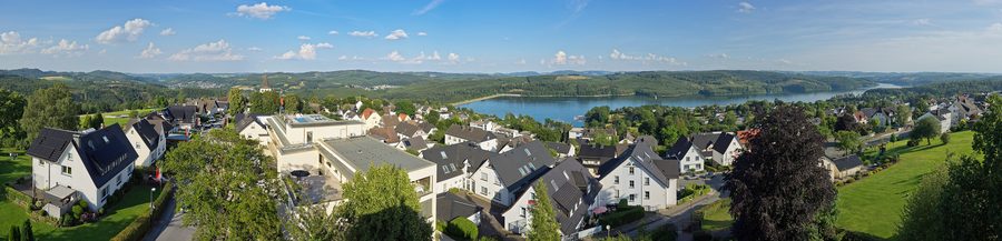 Vue panoramique sur Langscheid et le Sorpesee depuis le monument aux morts