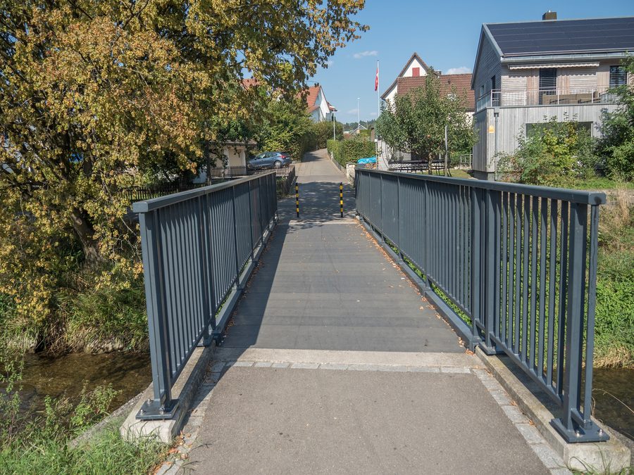 Passerelle piétonne sur la Bünz à Wohlen, dans le canton d’Argovie