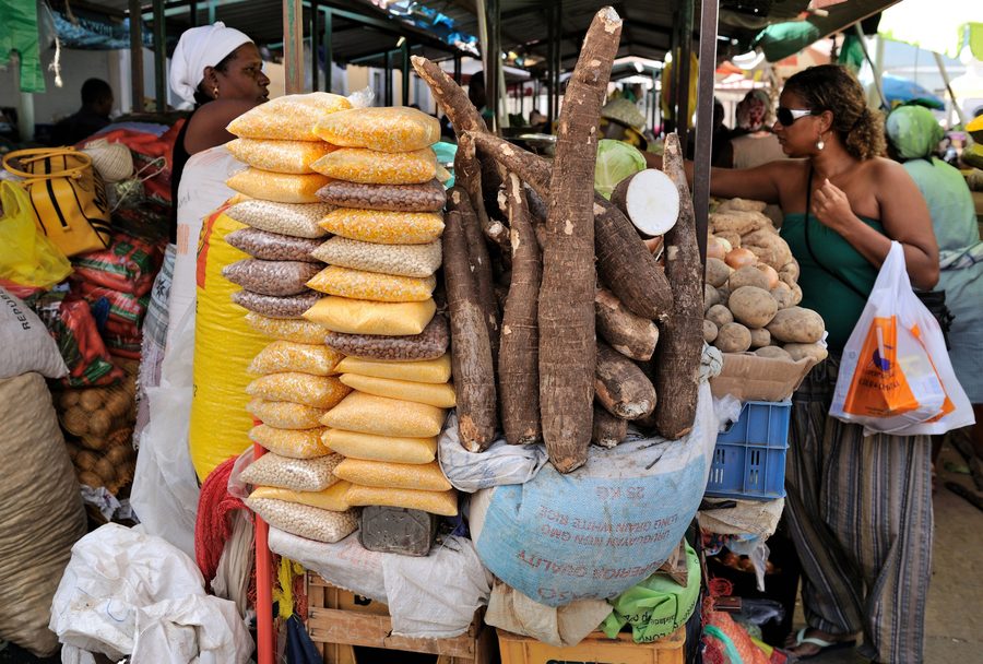 Étalages sur un marché à Praia
