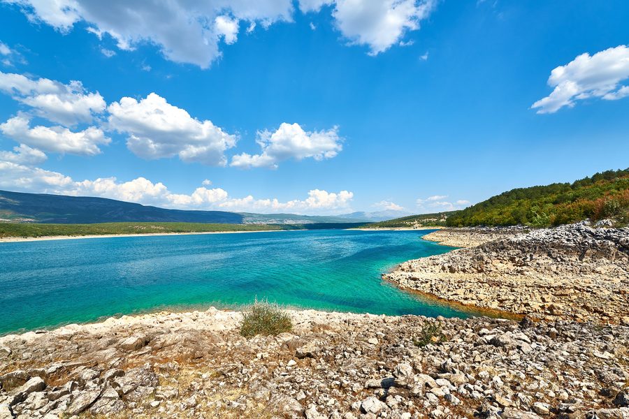 Vue du lac Peruća sur la rivière Cetina en Croatie, vue depuis Titlića Draga.