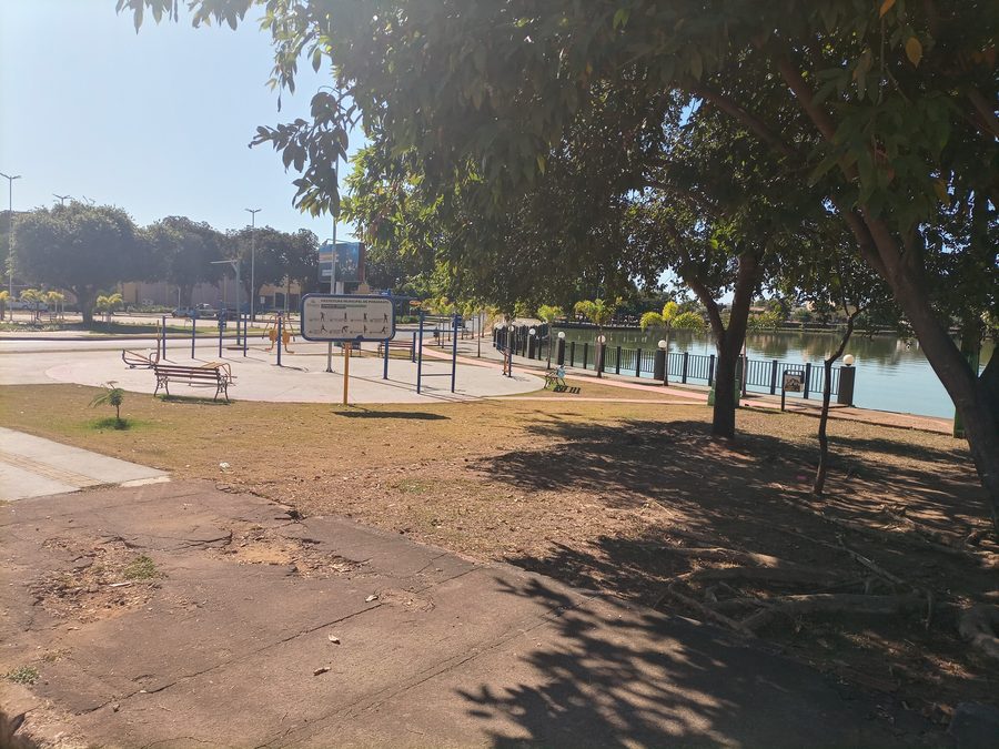 Vue de la Lagoa Grande de Porangatu, avec le paysage aquatique et l’environnement urbain