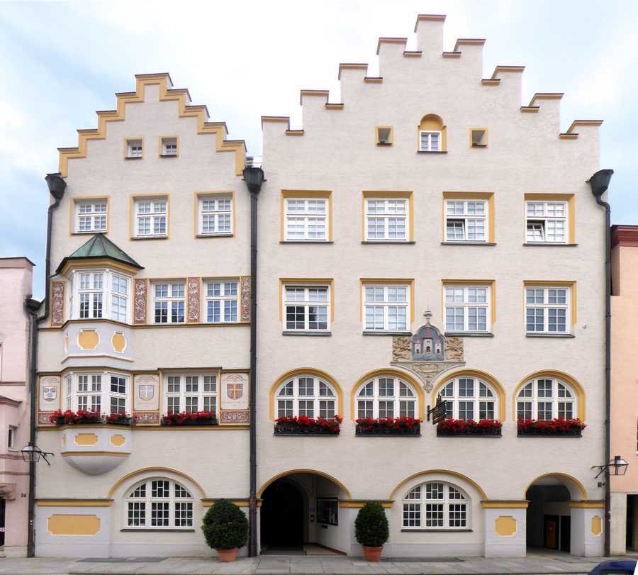 Hôtel de ville de Trostberg sur la rue principale
