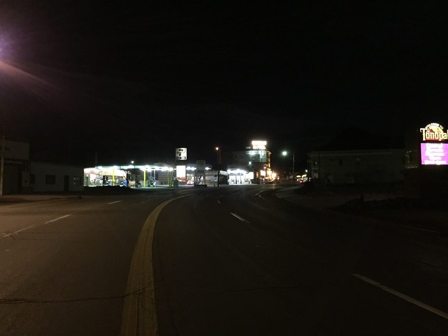 Main Street près de Corona Avenue à Tonopah, Nevada, la nuit