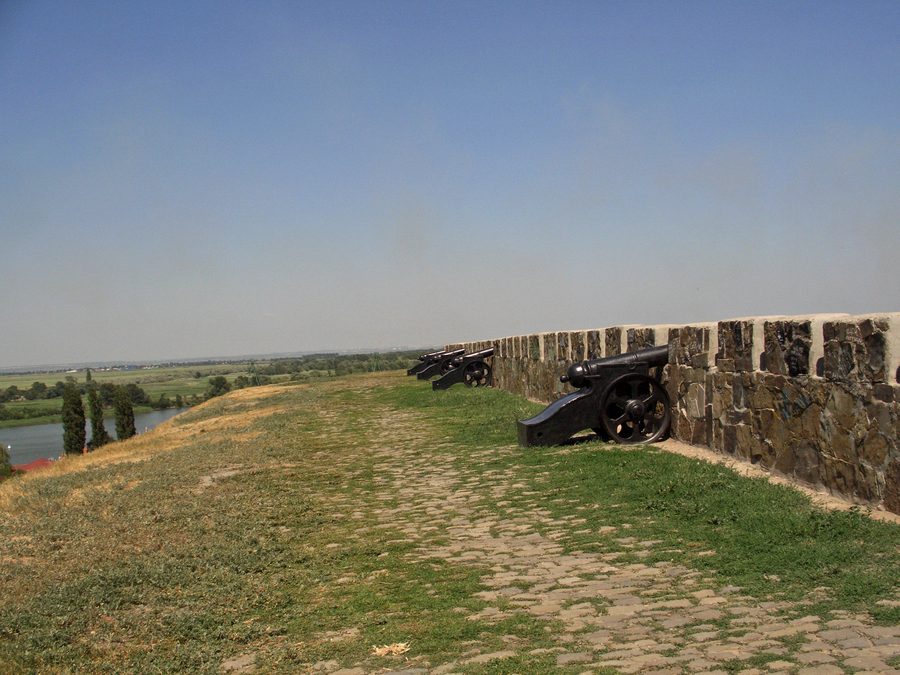 Mur historique de la forteresse à Azov.