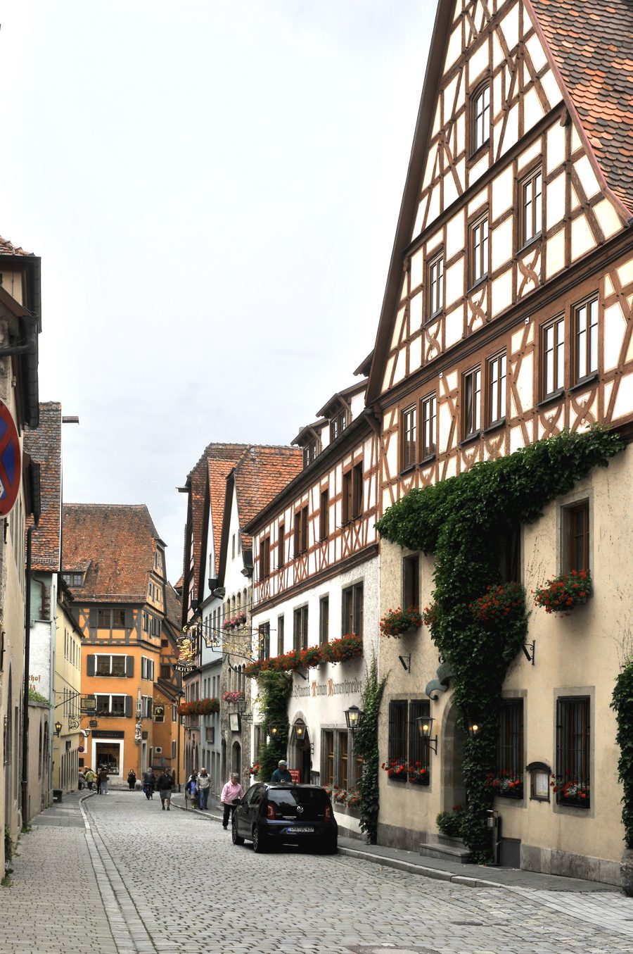Rue historique de la vieille ville avec maisons à colombages à Rothenburg ob der Tauber