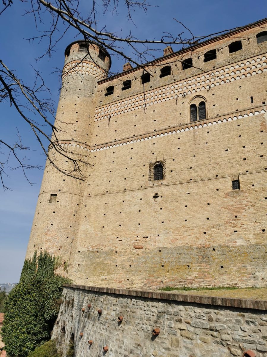 Château de Serralunga d'Alba en bon état dans le Piémont