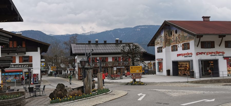 Carrefour avec fontaine en bois dans le centre de Reit im Winkl