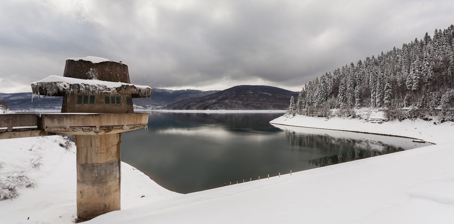 Paysage hivernal au lac de Mavrovo avec barrage et tour d’observation