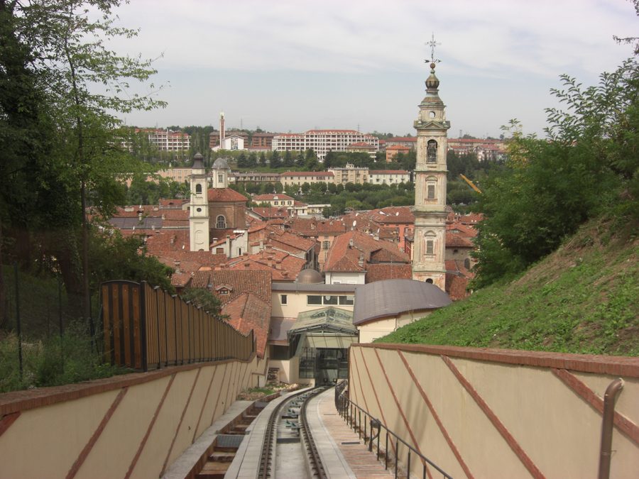 Funiculaire de Mondovì arrivant à la station de Breo, avec les toits du quartier de Breo en arrière-plan